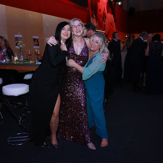 Bild enthält, Dress, Formal Wear, Pub, Adult, Female, Person, Woman, Bar Counter, Evening Dress, Urban