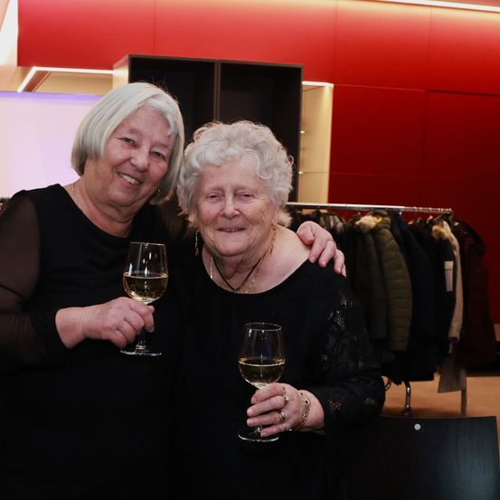 Bild enthält, Adult, Female, Person, Woman, Glass, Necklace, Face, Photography, Portrait, Lighting