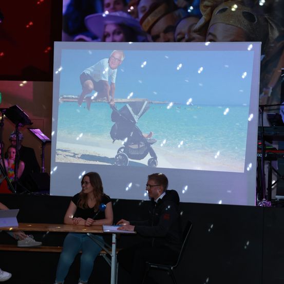 Bild enthält, People, Person, Adult, Female, Woman, Male, Man, Screen, Laptop, Shoe