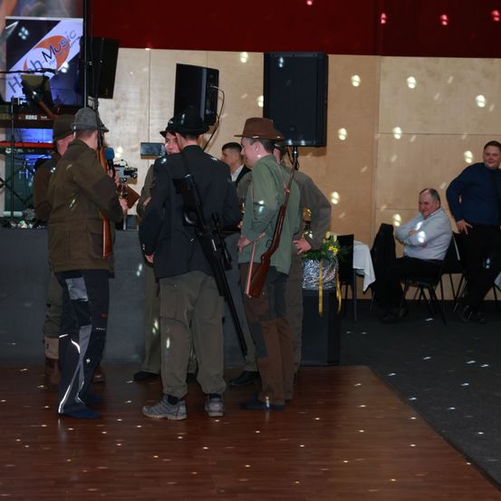 Bild enthält, Floor, Flooring, People, Person, Adult, Male, Man, Lighting, Coat, Shoe