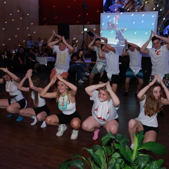 Bild enthält, People, Person, Urban, Child, Female, Girl, Dancing, Adult, Male, Man