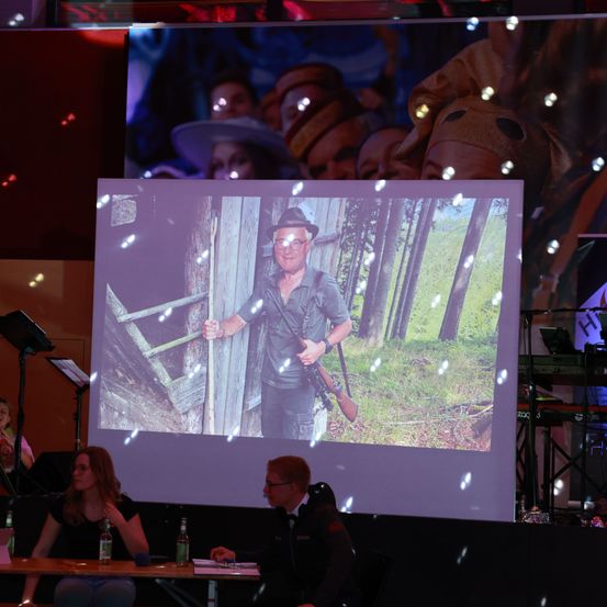 Bild enthält, People, Person, Cinema, Concert, Stage, Adult, Female, Woman, Male, Man