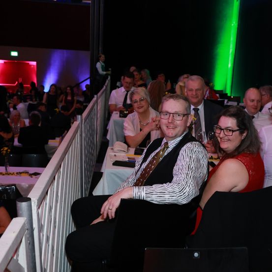 Bild enthält, Urban, Adult, Male, Man, Person, Female, Woman, Club, Face, Suit