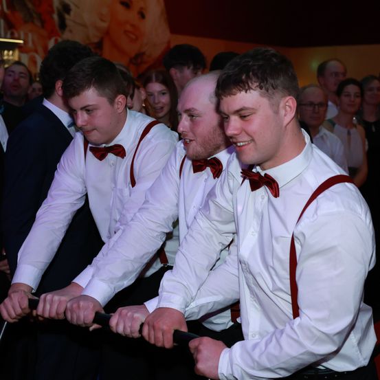 Bild enthält, Fashion, Shirt, Formal Wear, Tie, Adult, Female, Person, Woman, Male, Man