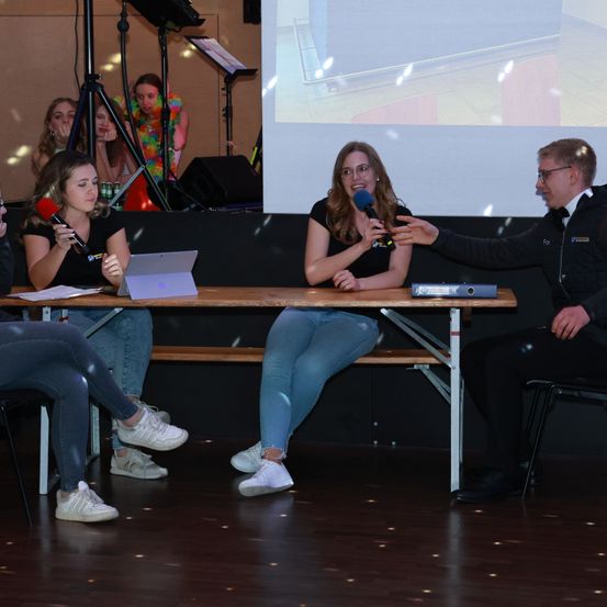 Bild enthält, People, Person, Adult, Female, Woman, Male, Man, Flooring, Chair, Shoe