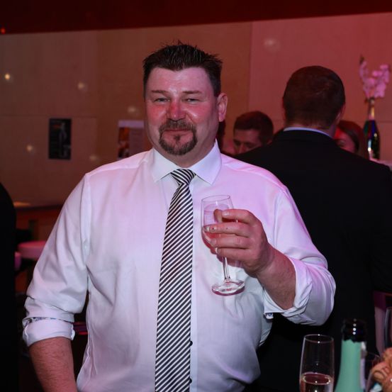 Bild enthält, Shirt, Adult, Female, Person, Woman, Pub, Male, Man, Formal Wear, Tie