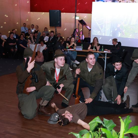 Bild enthält, People, Person, Adult, Male, Man, Footwear, Shoe, Face, Handbag, Hat