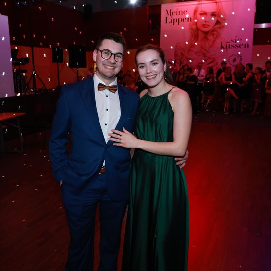 Bild enthält, Fashion, Formal Wear, Dress, Urban, Person, Suit, Adult, Male, Man, Evening Dress