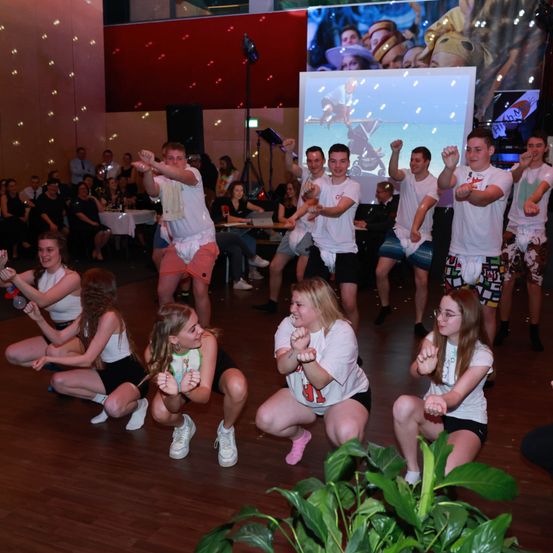 Bild enthält, People, Person, Urban, Child, Female, Girl, Adult, Woman, Shoe, Glasses