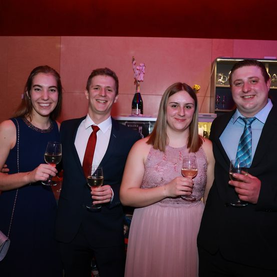 Bild enthält, Formal Wear, Adult, Female, Person, Woman, Pub, Suit, Male, Man, Face