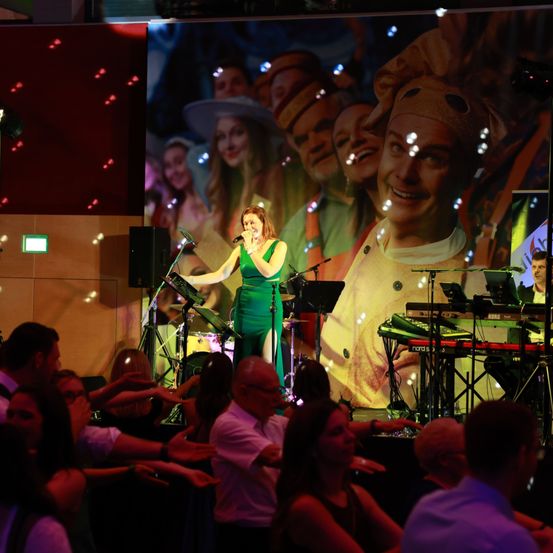 Bild enthält, Concert, Person, Stage, Urban, Adult, Female, Woman, Male, Man, Lighting