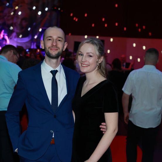 Bild enthält, Fashion, Adult, Female, Person, Woman, Male, Man, Urban, Premiere, Face