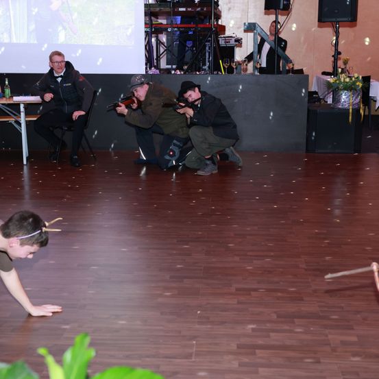 Bild enthält, Floor, Flooring, Wood, Hardwood, Sword, Person, Adult, Male, Man, Shoe