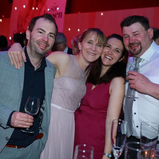 Bild enthält, Adult, Bride, Female, Person, Woman, Male, Man, Urban, Pub, Face