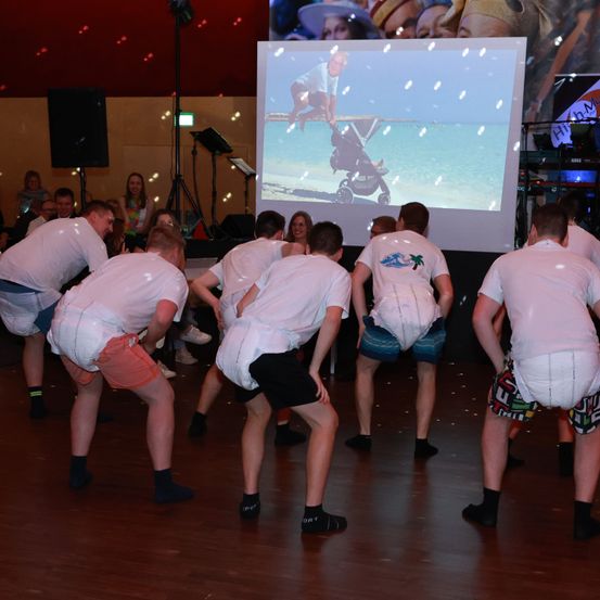 Bild enthält, People, Person, Floor, Flooring, Shorts, Screen, Adult, Male, Man, Dancing