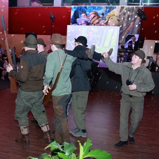 Bild enthält, People, Person, Adult, Male, Man, Stage, Shoe, Speaker, Party, Dancing