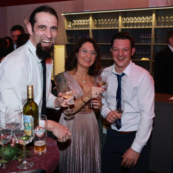 Bild enthält, Pub, Adult, Female, Person, Woman, Male, Man, Bride, Tie, Glasses