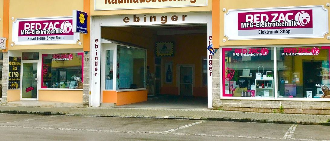 Bild enthält, Building, Shop, City, Person