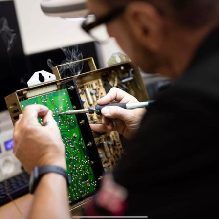 Bild enthält, Electronics, Hardware, Device, Screwdriver, Tool, Printed Circuit Board, Head, Person