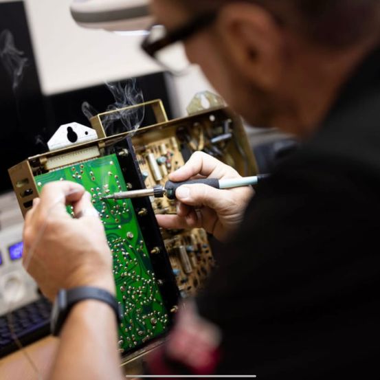 Bild enthält, Electronics, Hardware, Device, Screwdriver, Tool, Printed Circuit Board, Head, Person