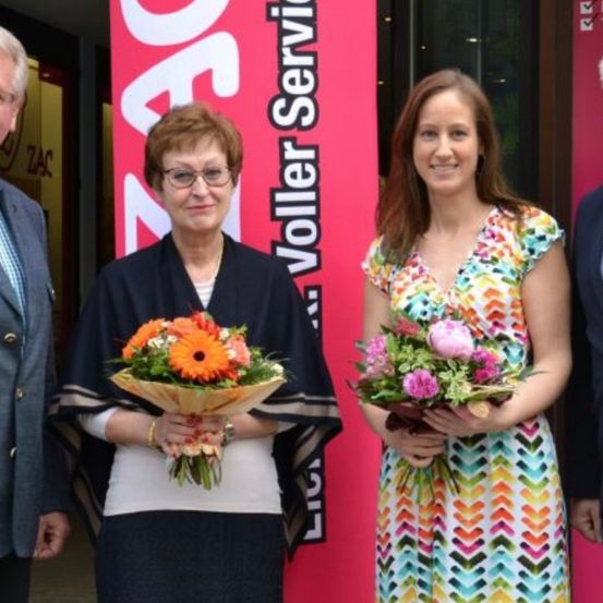 Bild enthält, Flower, Flower Arrangement, Flower Bouquet, Coat, Jacket, Blazer, Adult, Female, Person, Woman