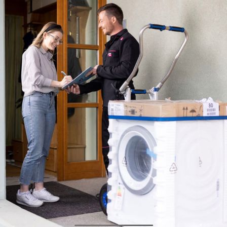 Bild enthält, Device, Washer, Adult, Male, Man, Person, Jeans, Female, Woman, Glasses