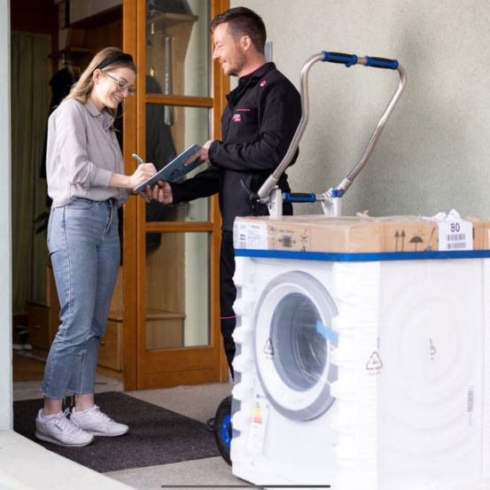 Bild enthält, Device, Washer, Adult, Male, Man, Person, Jeans, Female, Woman, Glasses