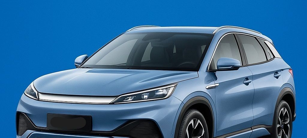 Ein blaues BYD Auto wird auf einem blauen Hintergrund mit weißem Text angezeigt. Es steht oben 'Probefahren mit BYD' und unten 'AUTOHAUS'.