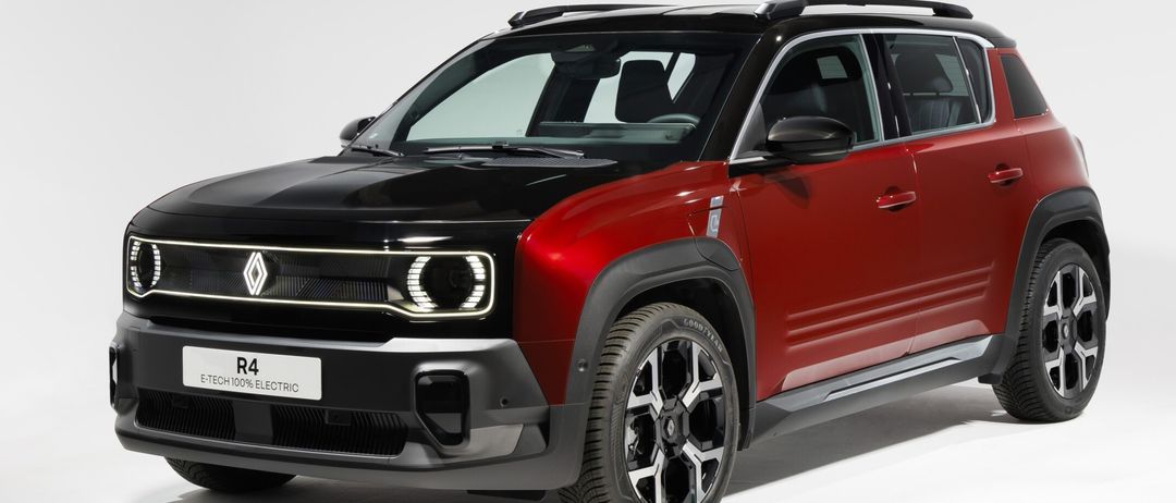 Die Vorderansicht eines roten und schwarzen elektrischen SUV mit LED-Scheinwerfern und einem schwarzen Kühlergrill, dargestellt auf weißem Hintergrund.