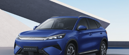 Werbung für den Launch des neuen BYD Atto 3 Evo vom 3. bis 7. März mit einem blauen SUV auf der Straße.