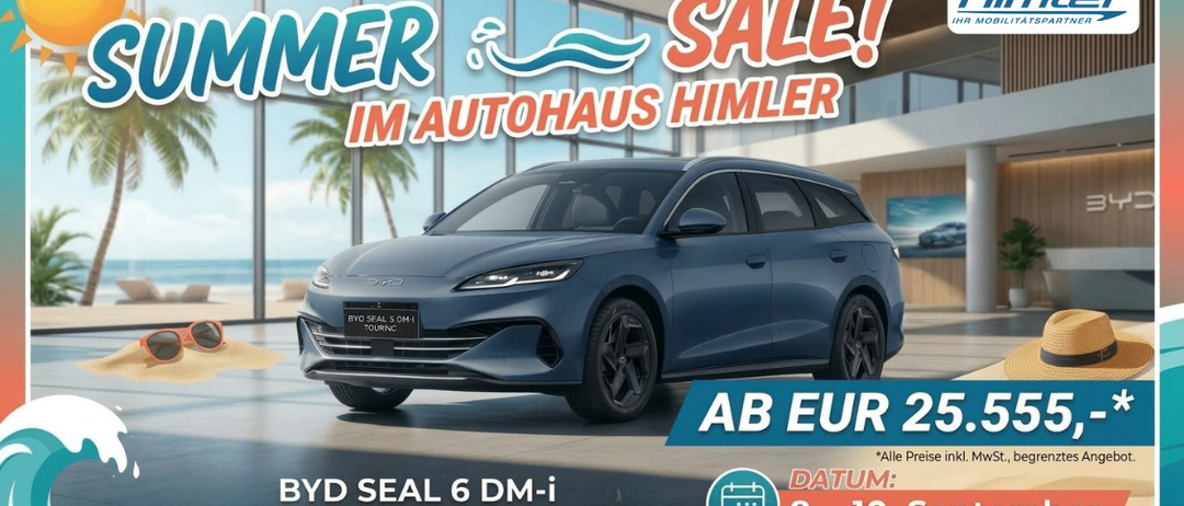 Ein blauer BYD Seal 6 DM-i Touring Super Hybrid ist vor einem Schaufenster mit einem Sommerverkaufsbanner ausgestellt. Das Auto steht auf einem glänzenden Boden mit einem Strand und Palmen im Hintergrund. Der Text auf dem Banner lautet 'SOMMER SALE! IM AUTOHAUS HIMLER' und 'AB EUR 25.' Der Termin des Verkaufs ist vom 8. bis 10. September.