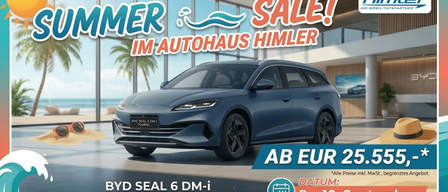 Ein blauer BYD Seal 6 DM-i Touring Super Hybrid ist vor einem Schaufenster mit einem Sommerverkaufsbanner ausgestellt. Das Auto steht auf einem glänzenden Boden mit einem Strand und Palmen im Hintergrund. Der Text auf dem Banner lautet 'SOMMER SALE! IM AUTOHAUS HIMLER' und 'AB EUR 25.' Der Termin des Verkaufs ist vom 8. bis 10. September.