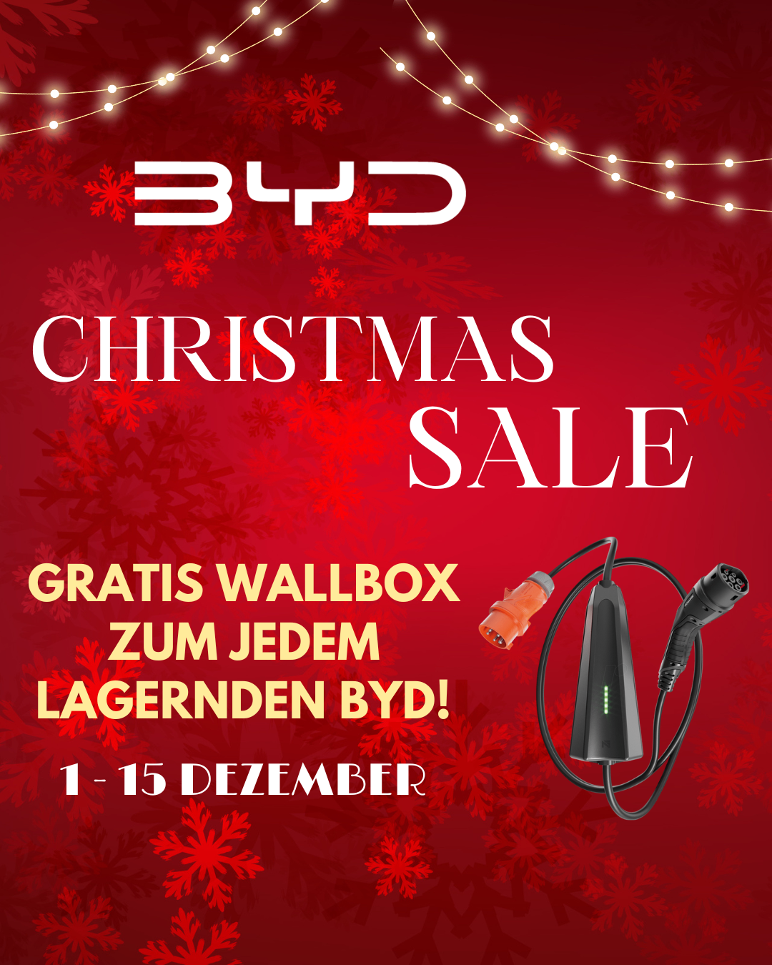 Werbung für den Weihnachtsverkauf mit rotem Hintergrund. Beinhaltet einen kostenlosen Wallbox bei jedem BYD-Kauf vom 1. bis 15. Dezember. Zeigt einen Ladegerät mit Kabeln.