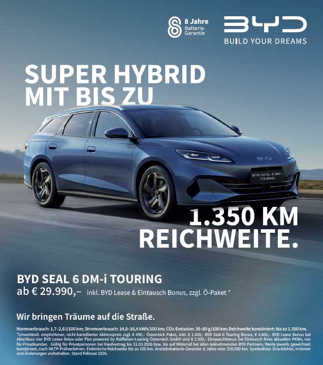 Werbeanzeige für den BYD Seal 6 DM-i Touring Hybridwagen. Merkmale sind 1.350 km Reichweite, 8-Jahres-Batteriegarantie und ein Preis ab 29.990 €. Das Bild zeigt ein blaues Auto auf einer Straße mit Bergen im Hintergrund.