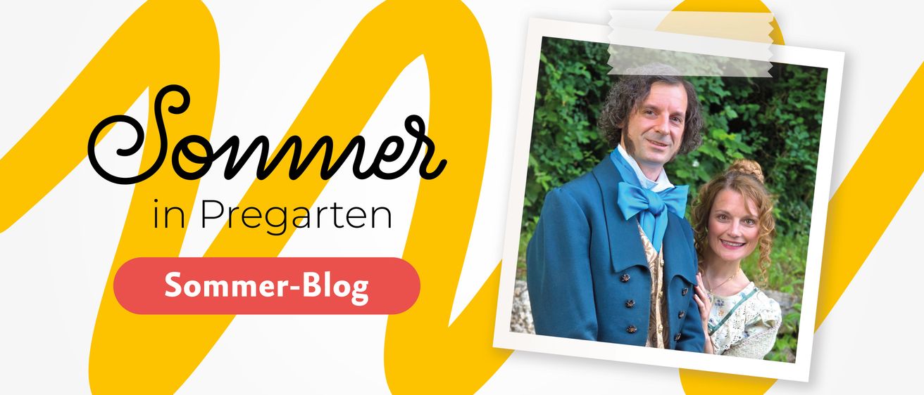 Das Bild zeigt das Wort 'Sommergarten' in großen, fetten Buchstaben. Ein lächelnder Mann in einem blauen Anzug und Fliege steht vor einem Hintergrund aus Grünpflanzen. Das Bild ist eingefasst und gerahmt.