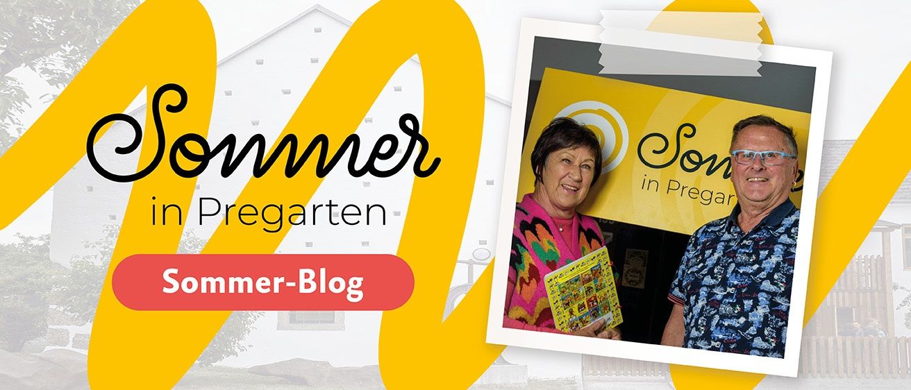 Ein Werbebild für einen Blog über Sommer und Kindergarten mit einer lächelnden Frau, die ein Buch hält, und einem Gebäude im Hintergrund.