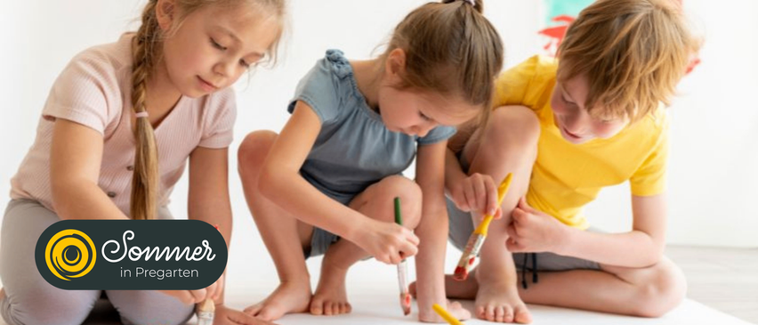 Drei Kinder sitzen auf dem Boden und malen. Das Mädchen in der Mitte, in einem blauen Kleid, hält einen Pinsel. Das Kind neben ihr, in einem gelben T-Shirt, hält ebenfalls einen Pinsel. Sie sind von verschiedenen Farben umgeben.