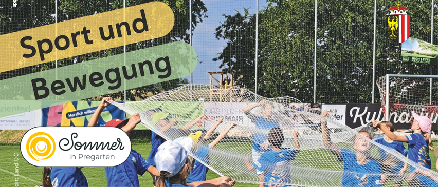 Eine Gruppe junger Personen in blauen Uniformen spielt ein Spiel auf einem Feld. Sie halten ein Netz und scheinen etwas zu fangen zu versuchen. Das Bild hat einen Wasserzeichen mit dem Text 'Jobs in der Natur'.