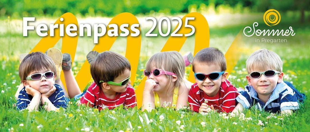 Fünf Kinder liegen auf einem Grasfeld und tragen Sonnenbrillen. Sie scheinen zu lächeln und posieren für ein Foto. Über ihnen ist der Text 'rienpass 2025' zu sehen.