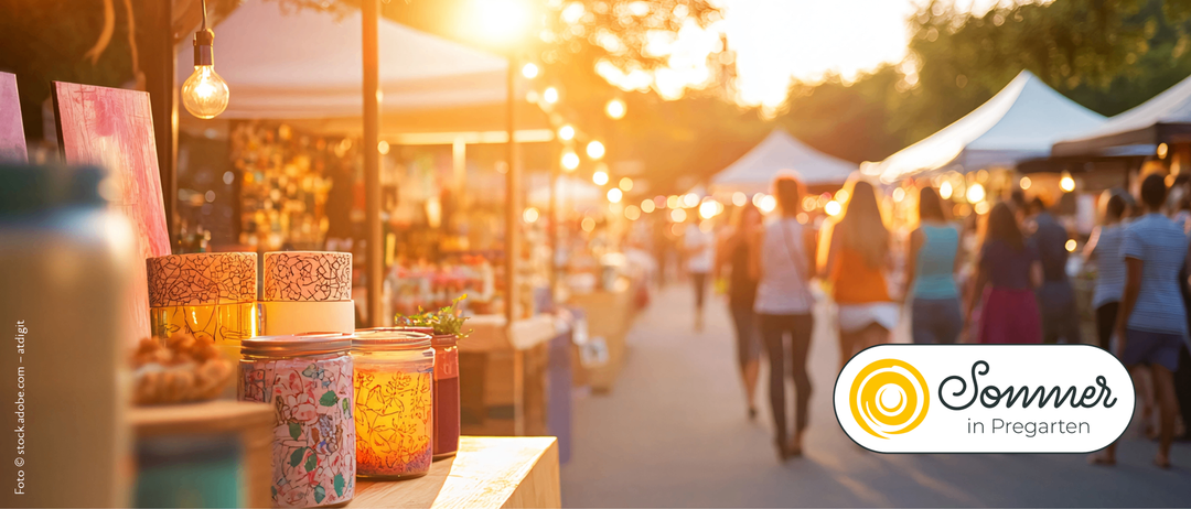 Ein geschäftiger Outdoor-Markt mit verschiedenen Ständen, Gläsern und vorbeigehenden Menschen. Die Sonne wirft ein warmes Licht, und Lichter sind darüber gespannt.