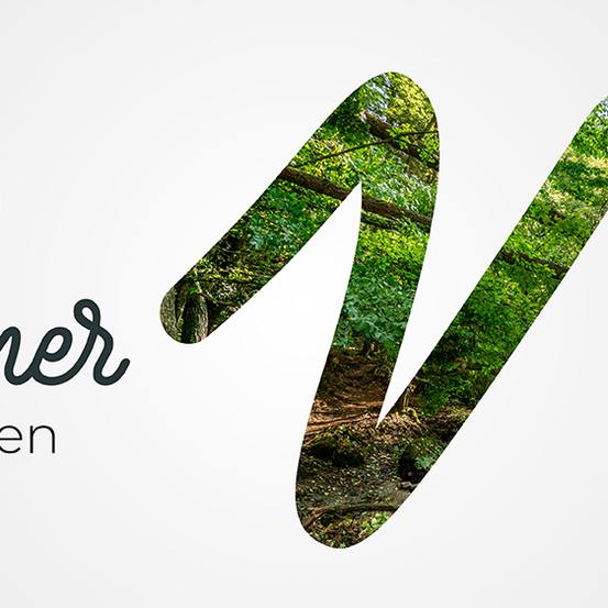 Bild enthält, Logo, Plant, Vegetation, Grass, Text