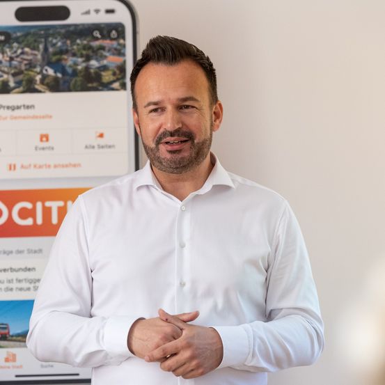 Bild enthält, Adult, Male, Man, Person, Electronics, Mobile Phone, Phone, Face, Head