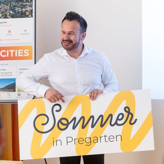 Bild enthält, Advertisement, Poster, Adult, Male, Man, Person, Crowd, Face, Head, Shirt