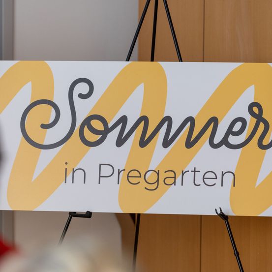 Bild enthält, Banner, Text, Person, People, Crowd, Face, Head