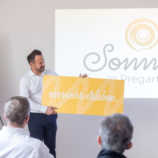 Bild enthält, People, Person, Adult, Male, Man, Crowd, Mobile Phone, Advertisement, Face, Suit