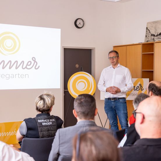 Bild enthält, Crowd, Person, People, Adult, Male, Man, Audience, Jeans, Suit, Speech