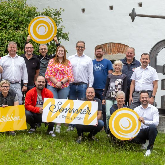 Bild enthält, People, Person, Groupshot, Adult, Female, Woman, Male, Man, Grass, Pants