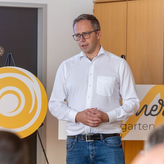 Bild enthält, Shirt, People, Person, Jeans, Adult, Male, Man, Crowd, Face, Child
