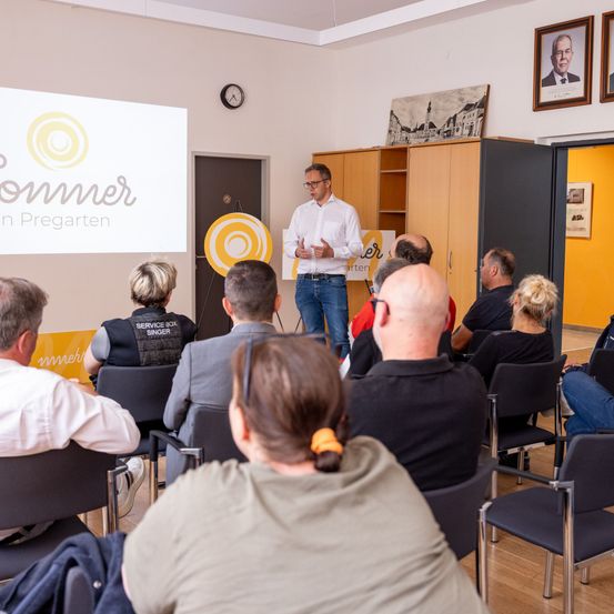 Bild enthält, People, Person, Adult, Male, Man, Crowd, Female, Woman, Suit, Indoors