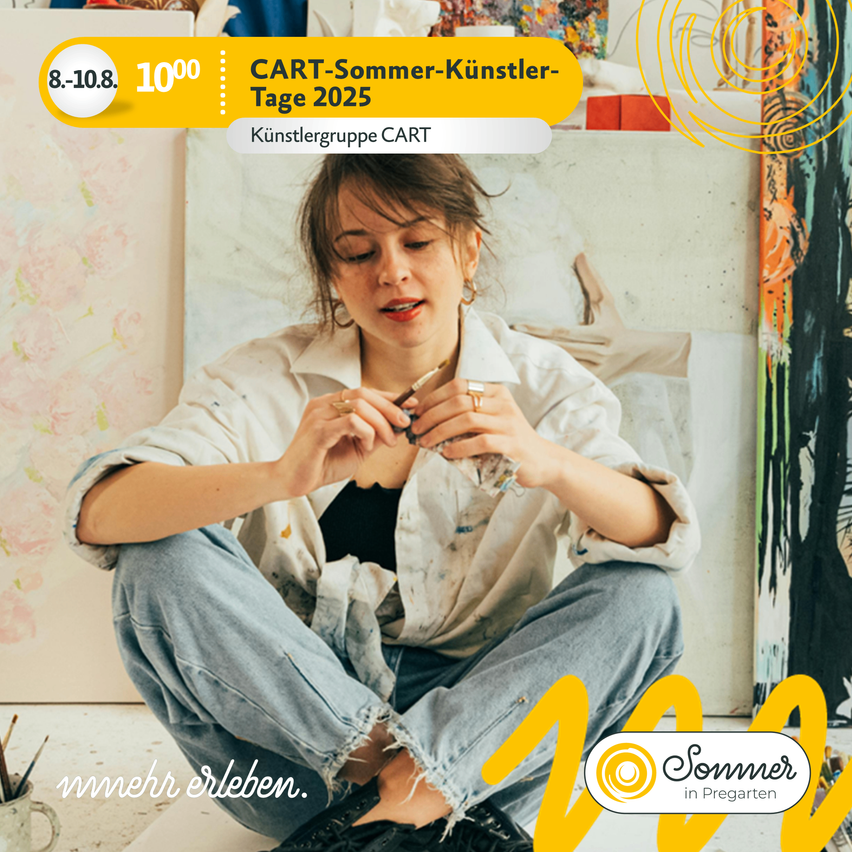 Eine Frau sitzt und malt in einem Studio, mit einem Banner darüber, das 'CART Sommer-Künstler-Tage 2025' besagt. Sie trägt ein weißes Shirt, Jeans und schwarze Schuhe. Das Banner enthält auch ein Datum '8-10.8' und eine Temperatur '10°'. Es gibt ein Gemälde mit abstrakter Kunst im Hintergrund.